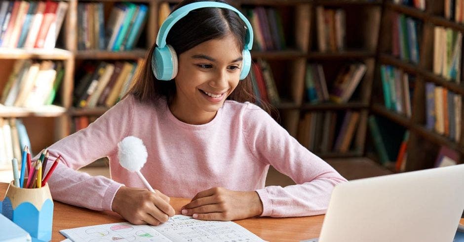 Niña recibiendo clases virtuales