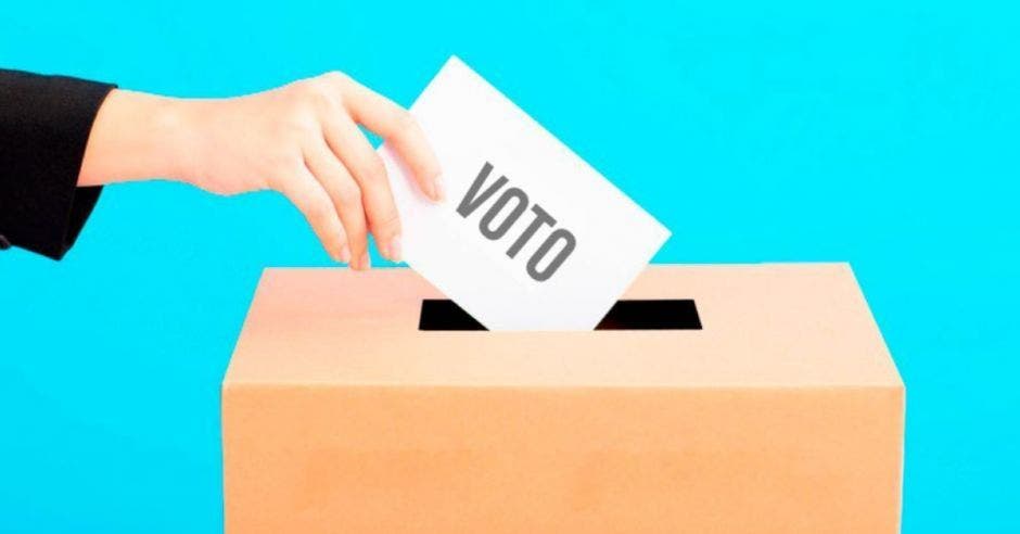 persona depositando voto en urna electoral