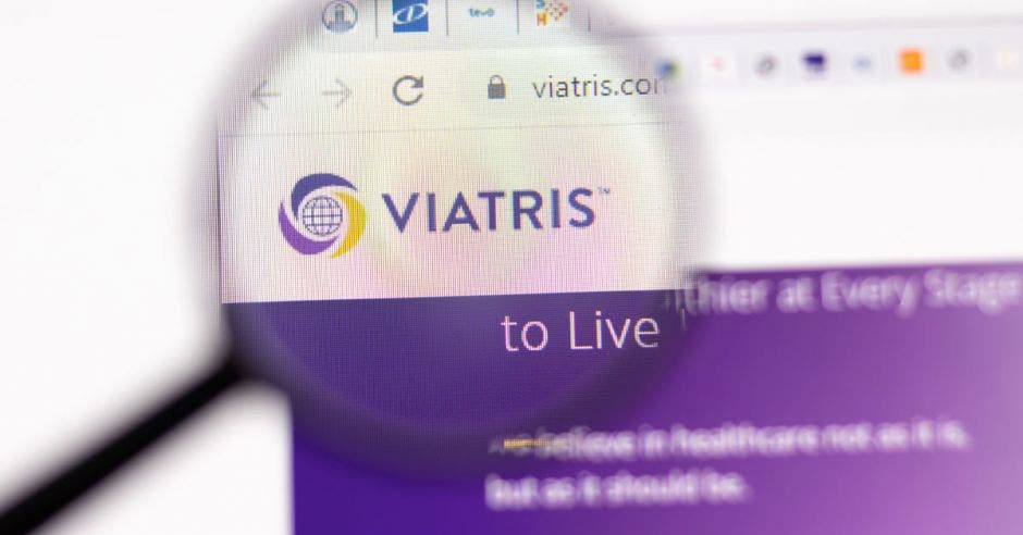 Página del sitio web de Viatris. Logotipo de Viatris.com en la pantalla de visualización