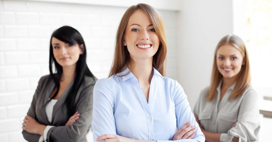 tres mujeres cruzadas de brazos