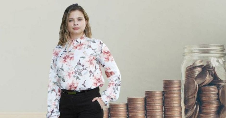 Mujer de blanco con monedas atrás