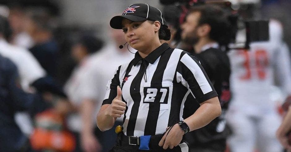 mujer negra árbitro de futbol americano