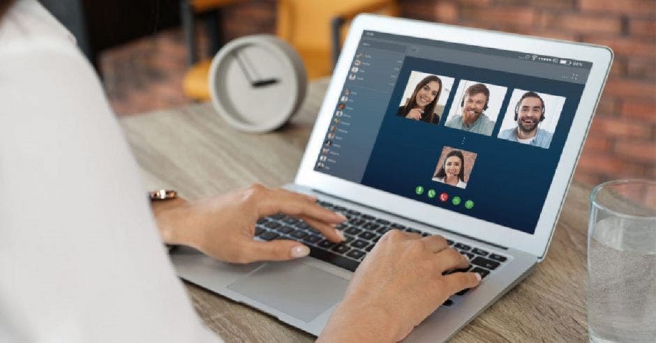 Persona realizando videoconferencia