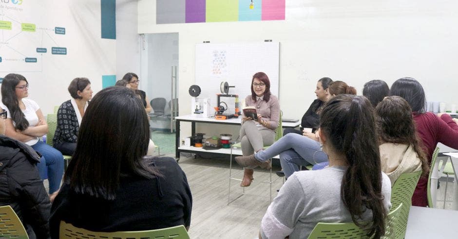 mujeres sentadas en círculo en salón de clases