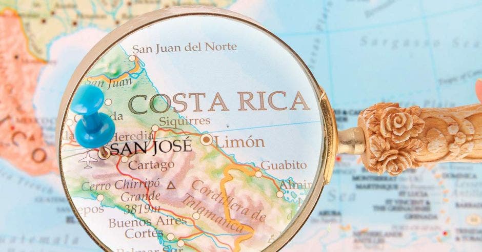 Lupa sobre mapa de Costa Rica