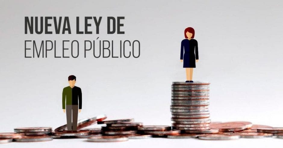 Mujer sobre pilas de moneda