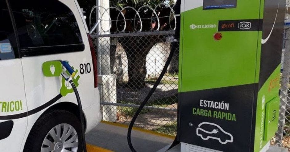 Vehículo eléctrico siendo cargado