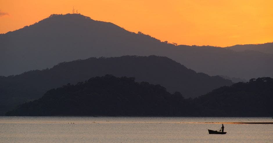 pescadora solitaria en el golfo de Nicoya después del atardecer