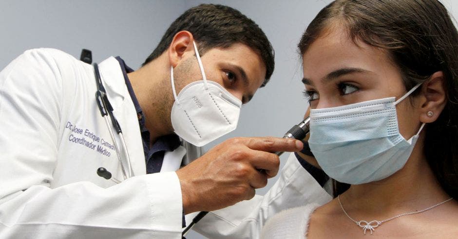 El médico José Enrique Camacho haciendo un chequeo a una paciente