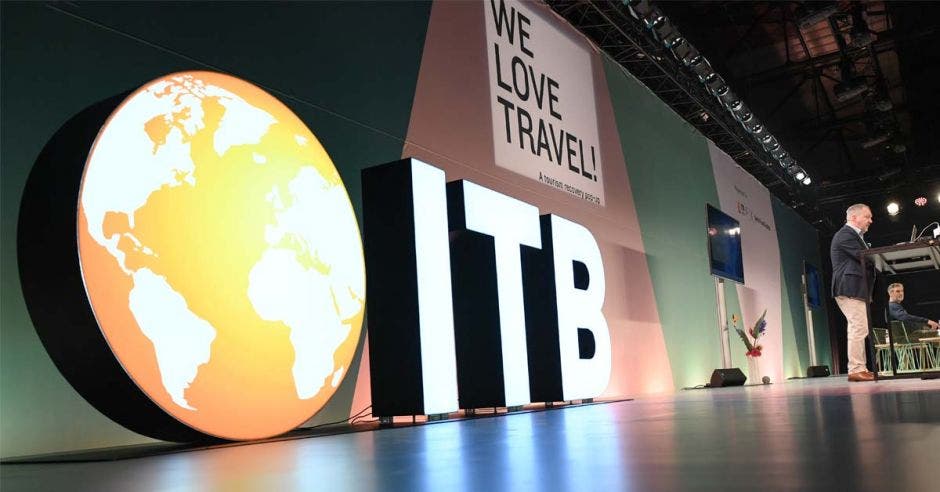 un logo gigante que dice ITB