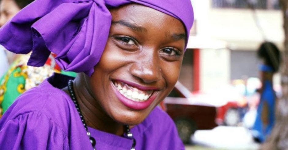 mujer afrodescendiente con turbante morado