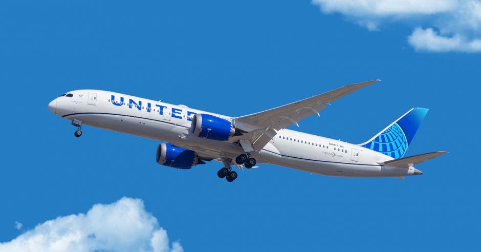 Un avión Boeing 787 de United Airlines en el cielo