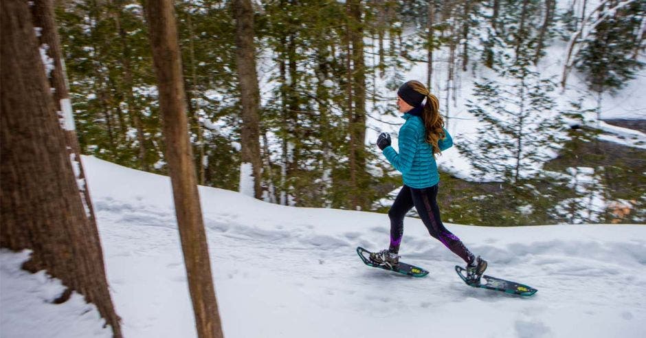 mujer haciendo caminata sobre nieve