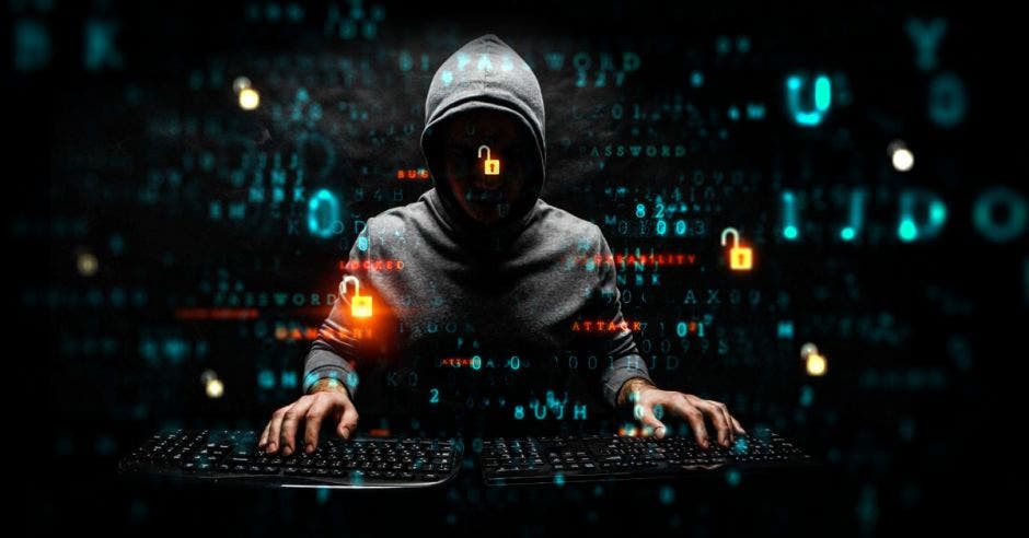 Hacker frente a computadora