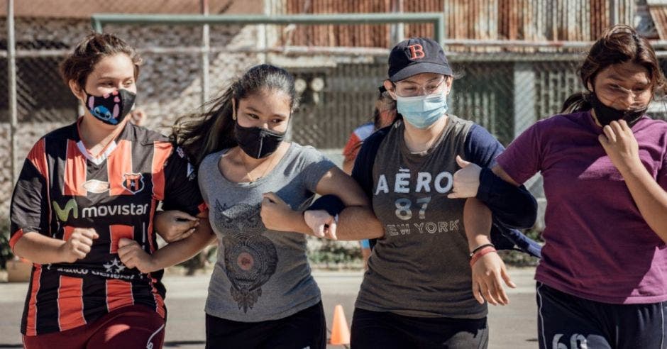 Niñas con ropa deportiva