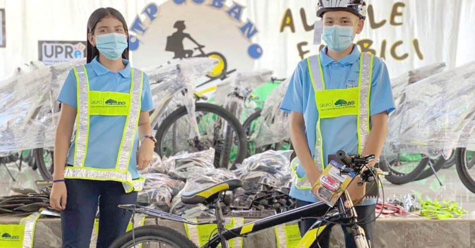 Dos estudiantes con unas bicicletas prestadas