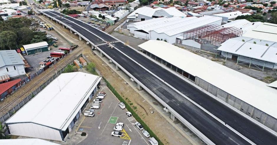 El viaducto es de dos carriles por sentido y une la ruta 32 con La Uruca.