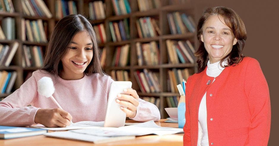 Isabel Román y al fondo una imagen de una estudiante con un celular y una biblioteca