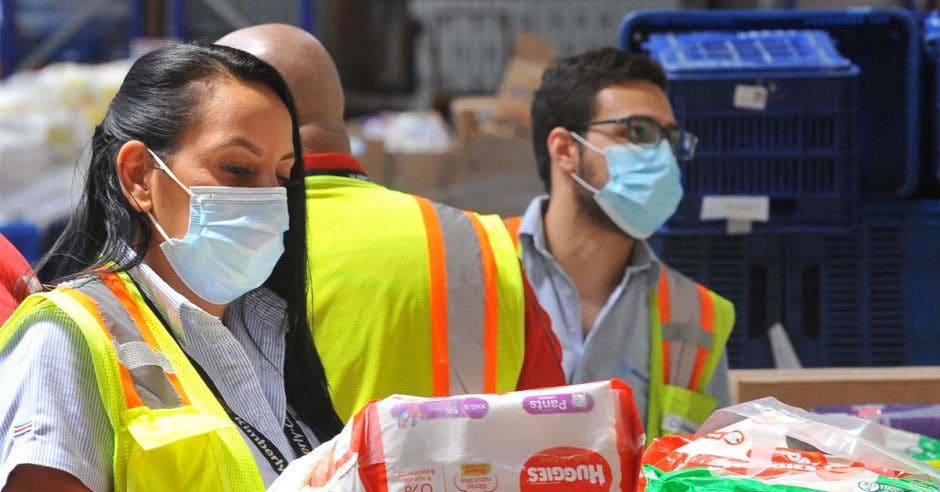 una mujer con mascarilla junto a un hombre con mascarilla