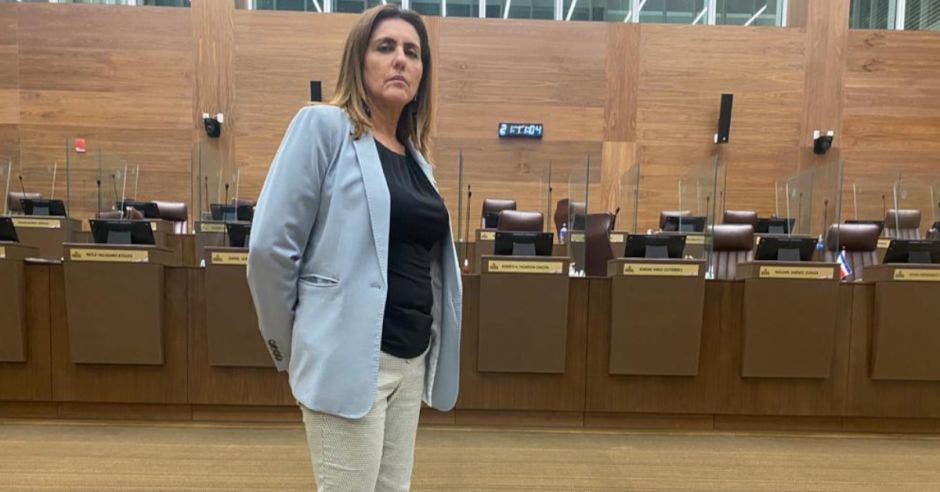 Nidia Céspedes, diputada de Nueva República, protestando descalza en el plenario en contra de proyecto de aborto libre