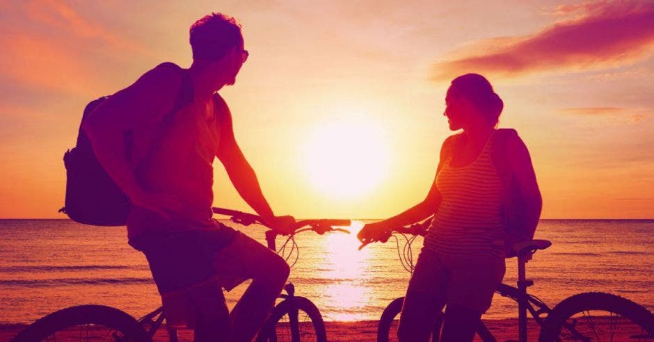 Ciclistas en la playa