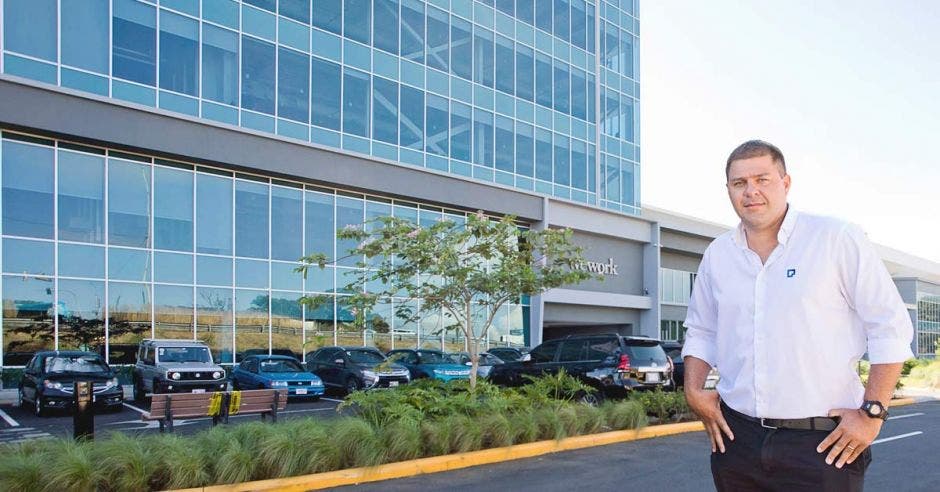 Arnoldo Estrada, director de Proyecto de C3 Cariari Corporate Center con el edificio de fondo