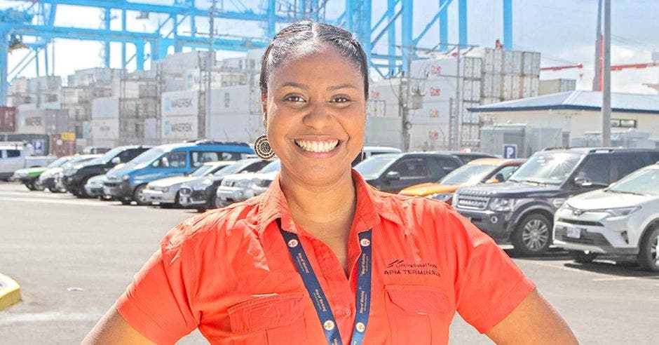 Tammy Spencer, encargada del Departamento de Responsabilidad Social Corporativa de APM Terminals con el muelle de fondo