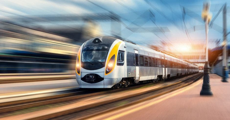 Foto de tren eléctrico moderno en la estación