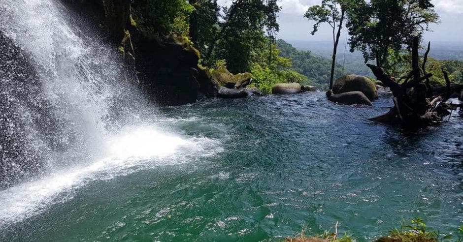 catarata piscina infinita