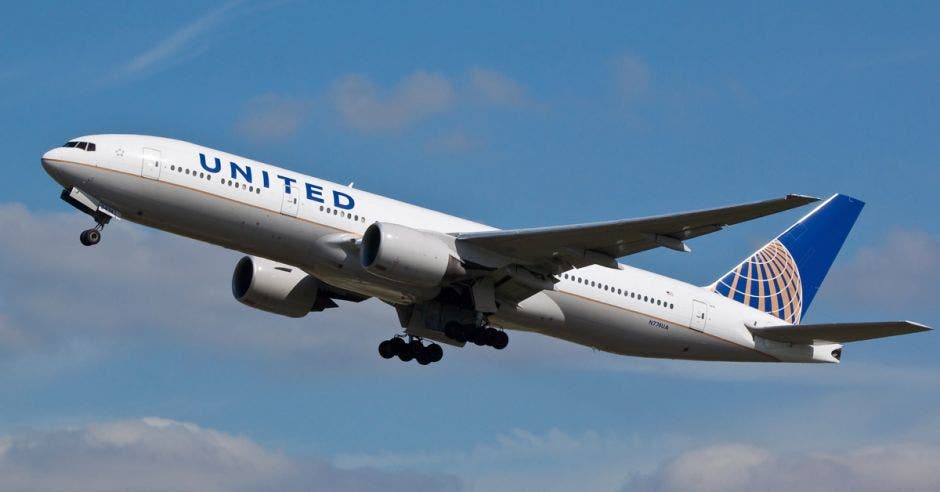 un boeing 777 de united airlines despegando