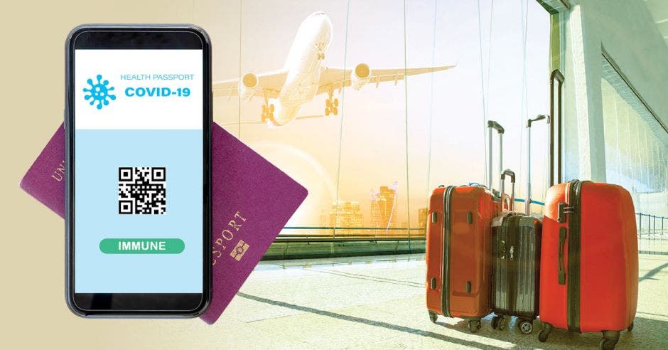 un pasaporte y celular con código QR junto a un conjunto de maletas de viaje