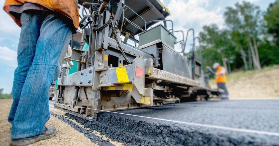 Equipo de trabajo trabajando en obras viales