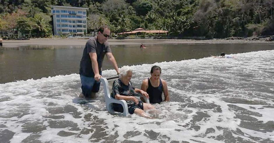 María Teresa Orozco ingresando al mar con el apoyo del guía Gabriel Alvarado.