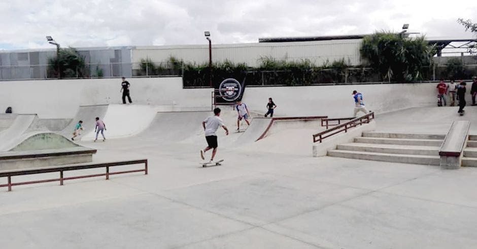 Jóvenes patinando en un skatepark