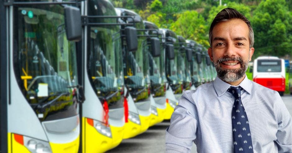 un hombre de camisa y corbata sobre un fondo de autobuses