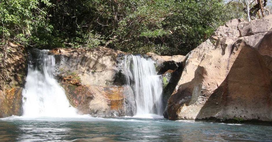 un río pristino recorre las piedras