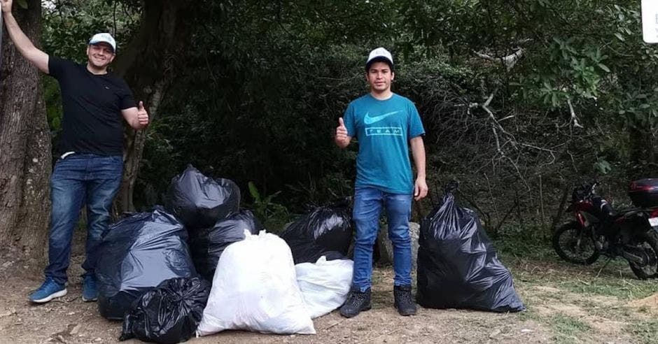 voluntarios con bolsas de basura