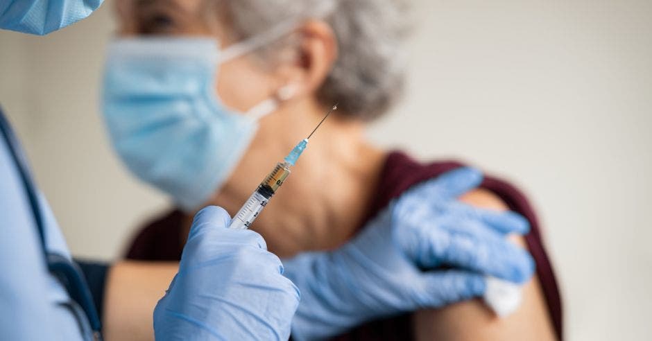 Una adulta mayor recibiendo una vacuna
