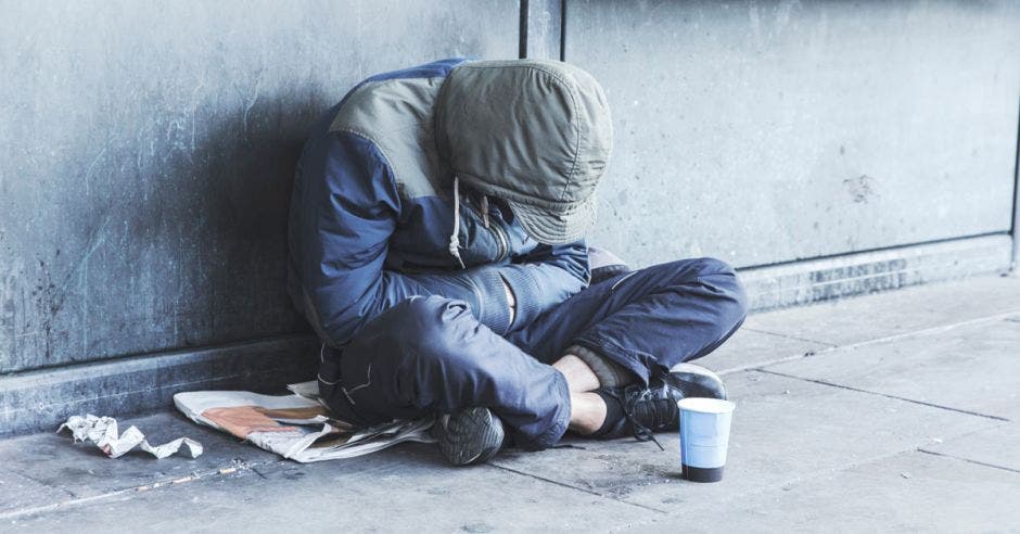 imagen de hombre que vive en condición de calle, pidiendo limosna