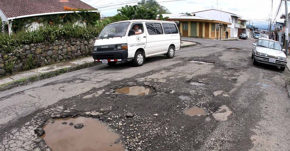 Calle llena de huecos