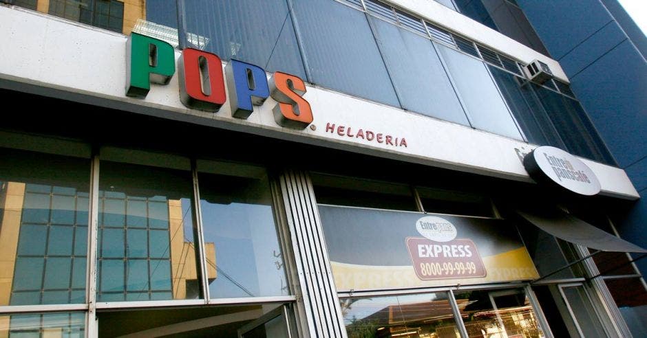 Edificio con el rótulo de la heladería Pops