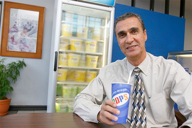 Un hombre con un vaso en la mano