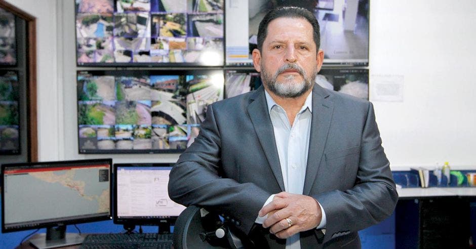 Johan Vargas, presidente de la Asociación Costarricense de Empresas de Seguridad (ACES) en el centro de monitoreo de la empresa VMA