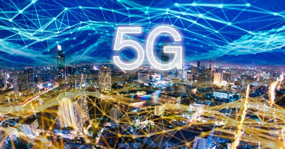 Un arte que muestra una ciudad tecnológicamente conectada con el símbolo de 5G en la parte superior