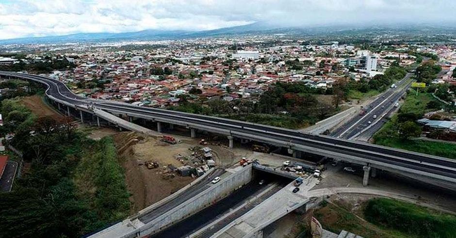 Toma aérea del paso elevado de la ruta de Circunvalación Norte