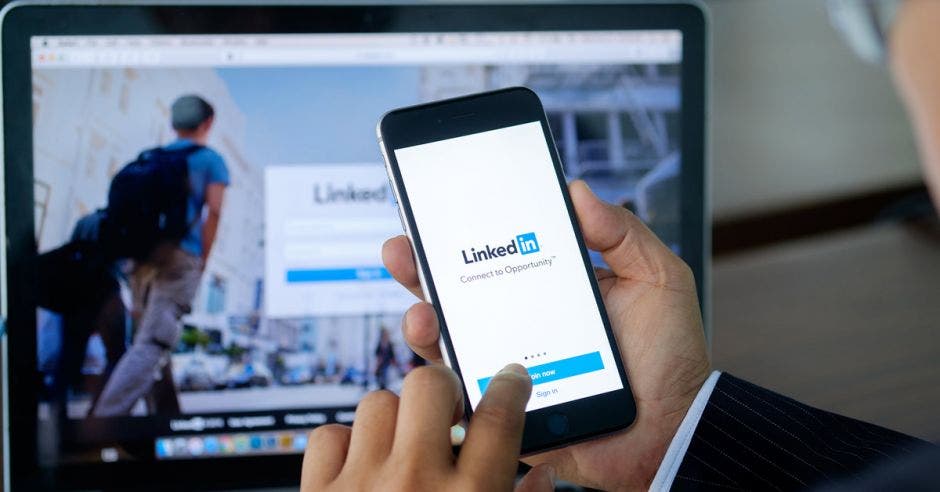 Profesional utilizando LinkedIn