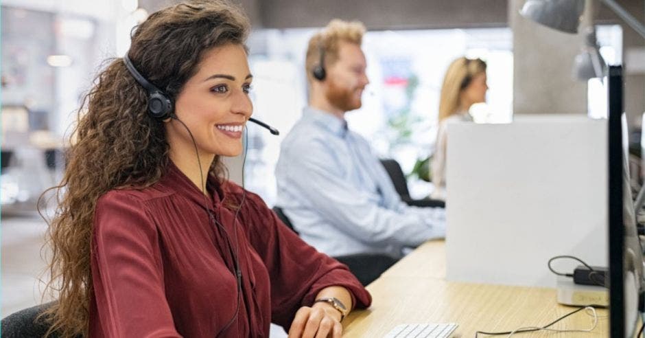 Mujer frente a computadora