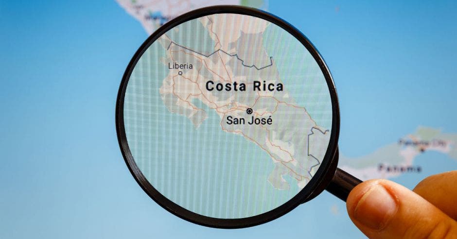 Lupa sobre mapa de Costa Rica