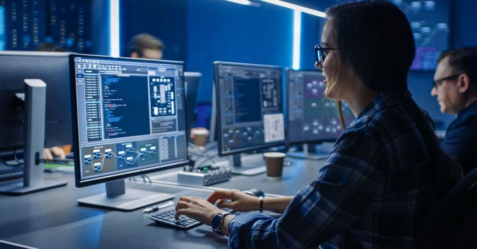 mujer estudiante de informática frente a computadora