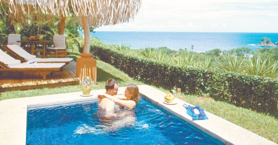 Turismo pareja dentro de una piscina